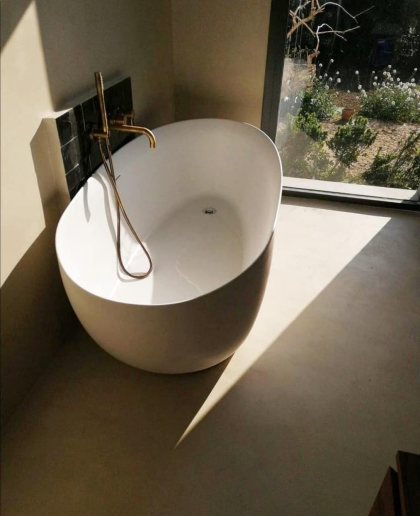 salle de bain effet béton ciré moderne et étanche réalisée par DMR Concept